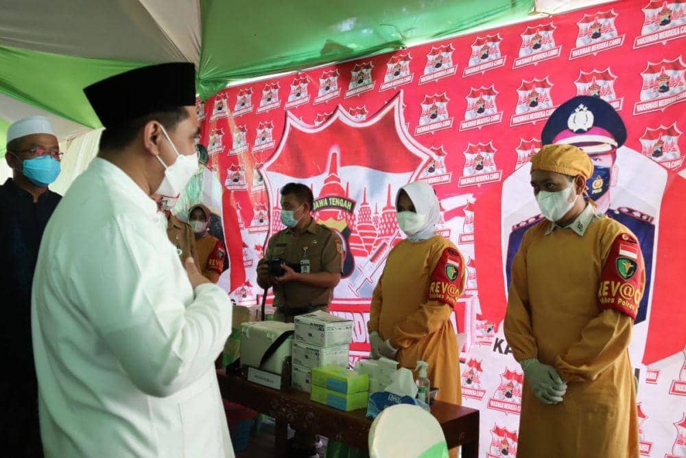 Wagub Jateng tinjau vaksinasi COVID-19 di pondok pesantren. (Dok Humas Wagub Jateng)