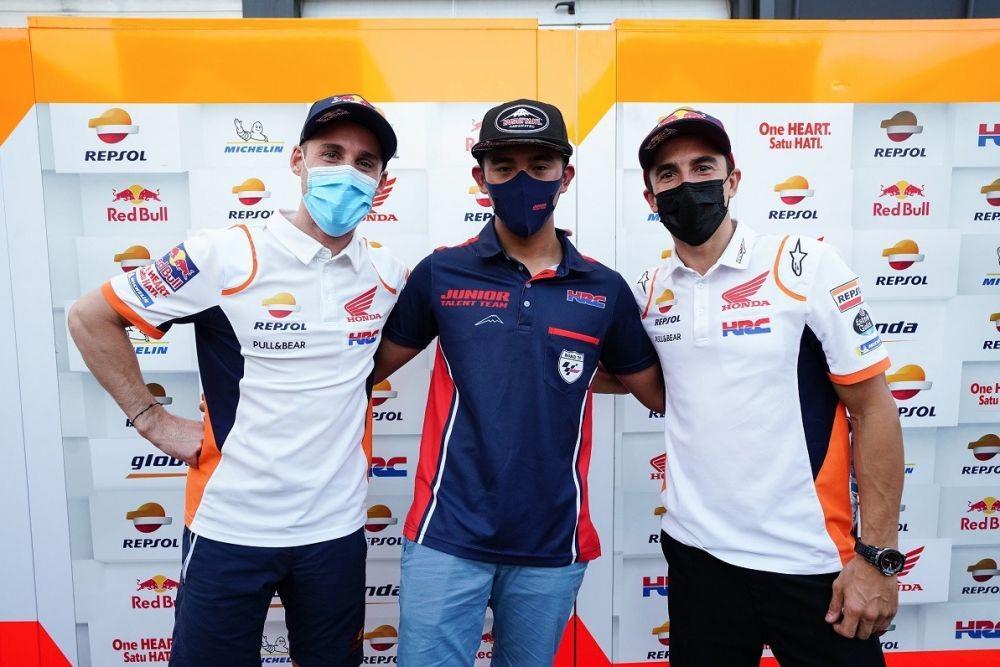 Mario Suryo Aji foto bersama Marc Marquez dan Pol Espargaro. Dok.IDN Times/Istimewa.