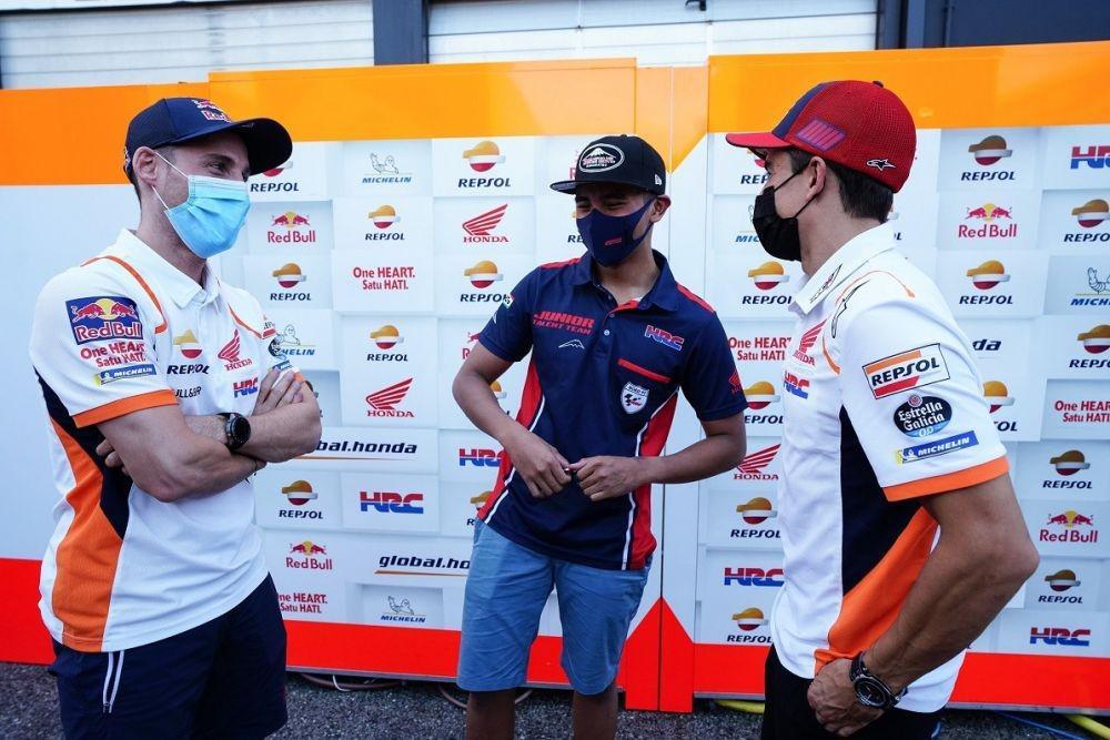 Mario Suryo Aji foto bersama Marc Marquez dan Pol Espargaro. Dok.IDN Times/Istimewa.