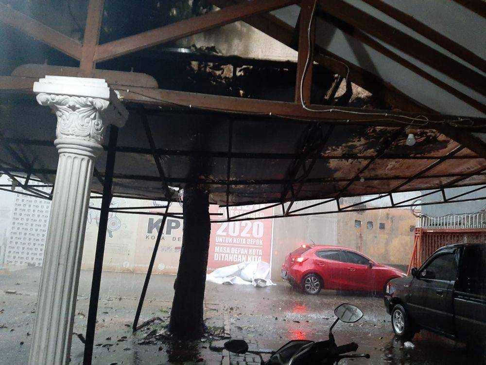 Kantor KPU Kota Depok mengalami kerusakan akibat pohon tumbang karena puting beliung. (Istimewa)