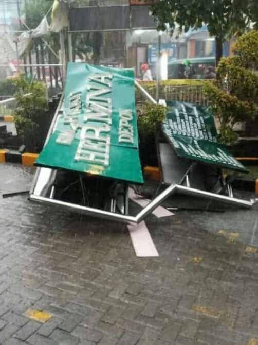 Plang rumah sakit Hermina di Jalan Raya Siliwangi, Kota Depok, rusak akibat puting beliung. (Istimewa)