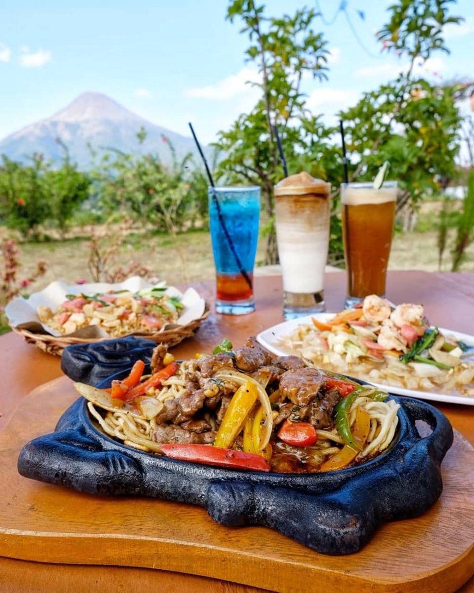 17 Cafe Trawas Terbaru yang Asyik buat Nongkrong, Asri Lho! | IDN Times