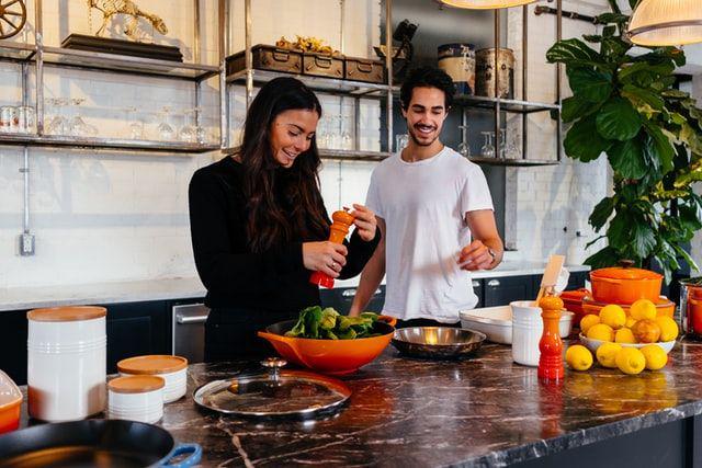 ilustrasi memasak bersama pasangan (unsplash.com/jsnbrsc)