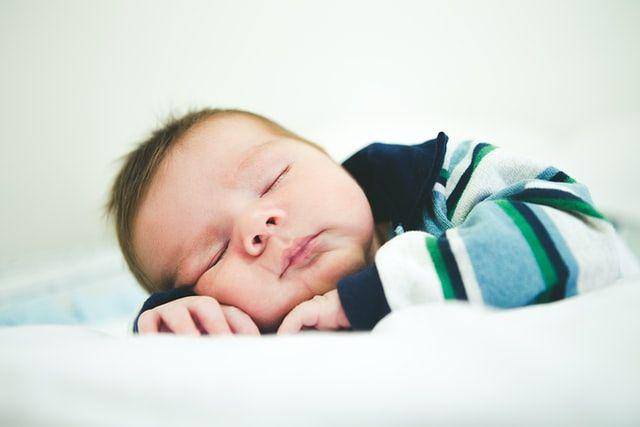 ilustrasi bayi tidur (unsplash.com/jonathanborba)