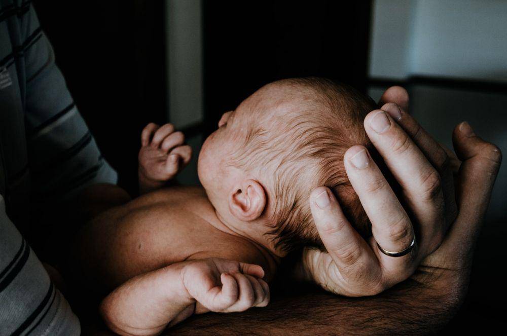 ilustrasi memegang bayi (unsplash.com/kellysikkema)