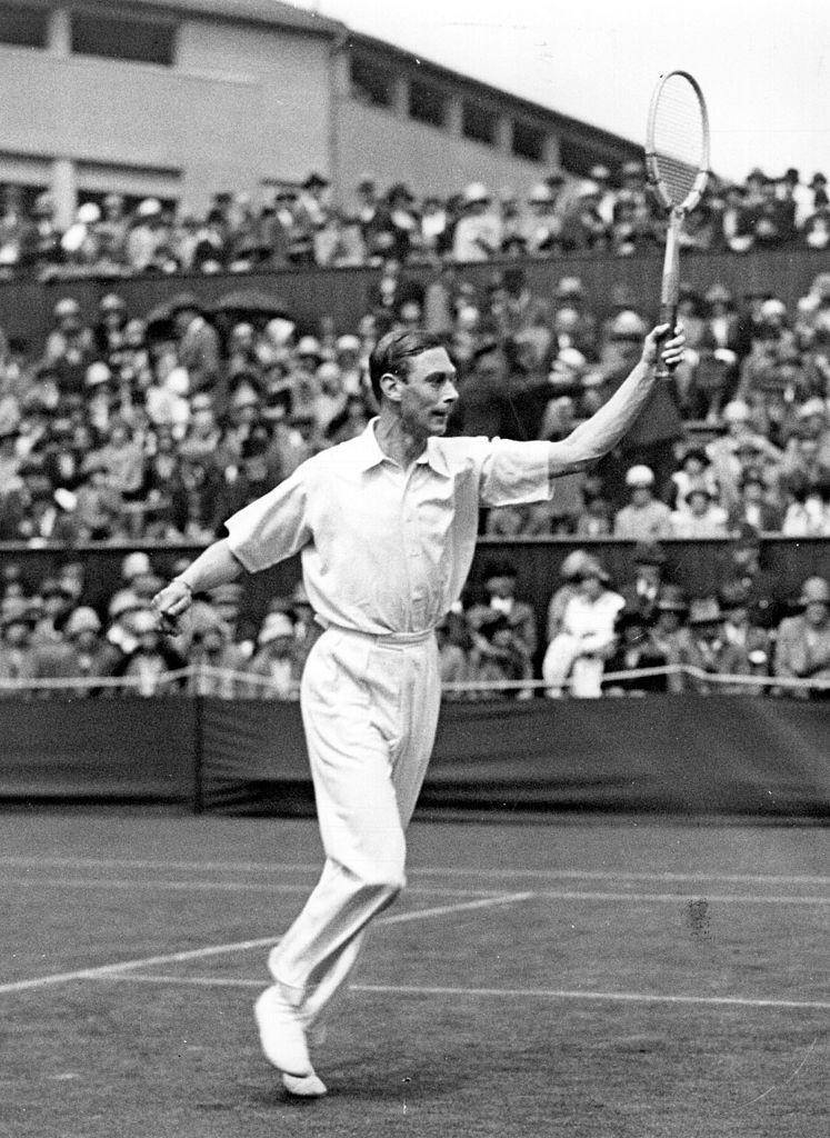 Raja George VI (Duke of York) menggunakan tangan kiri saat bermain tenis di Wimbledon, 1926. (time.com)