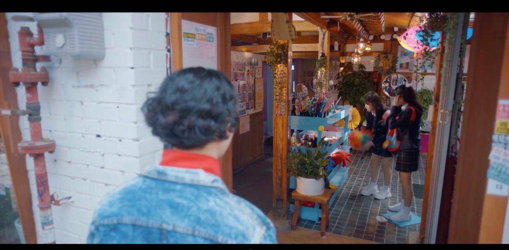 potret Eum Moon Suk melihat Lee Re di life4cut cabang Ikseon-dong Hanok Village dalam drama Hello, Me! (dok. KBS2/Hello, Me!)