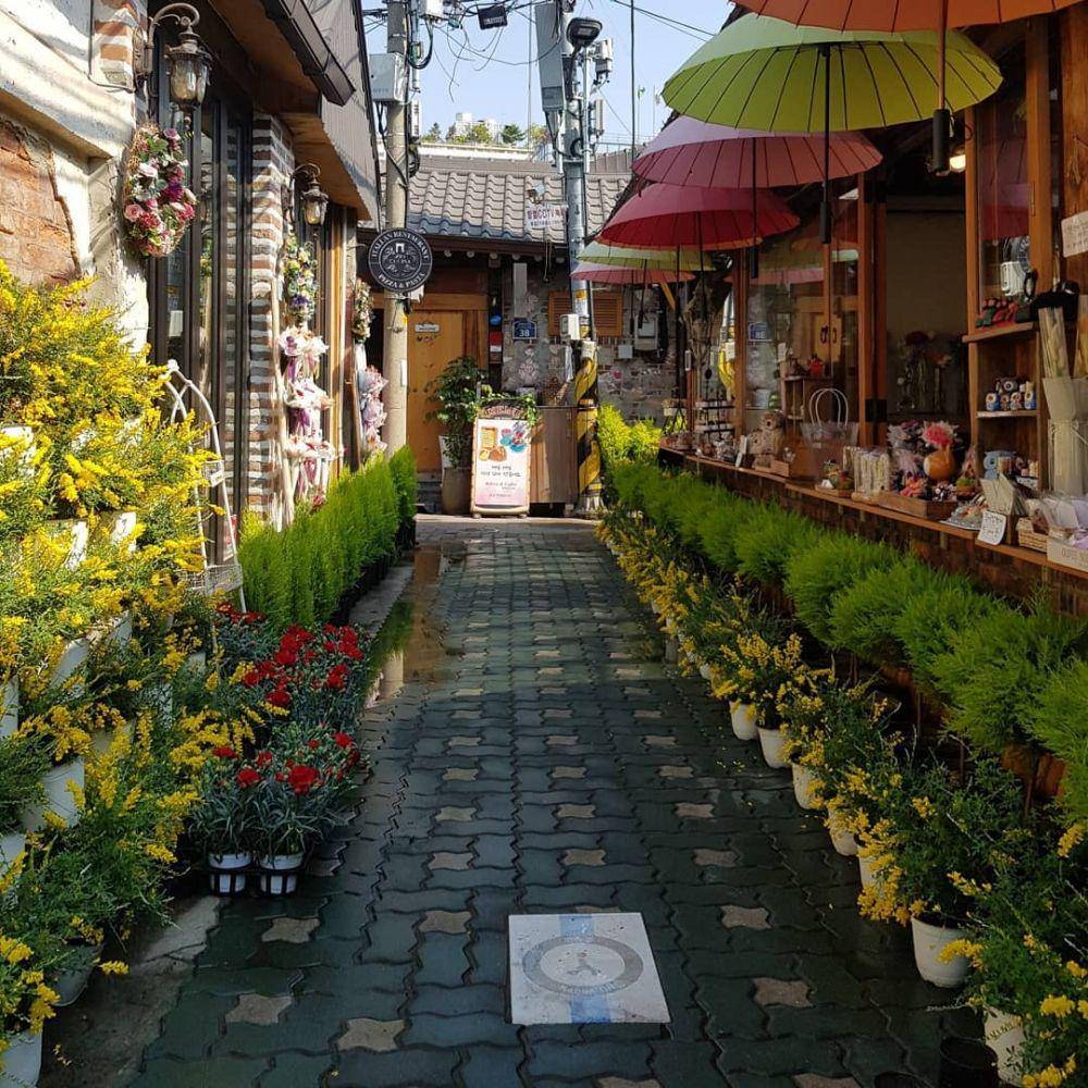 potret gang Donhwamun-ro 11da-gil di Ikseon-dong Hanok Village (instagram.com/madangflowercafe)