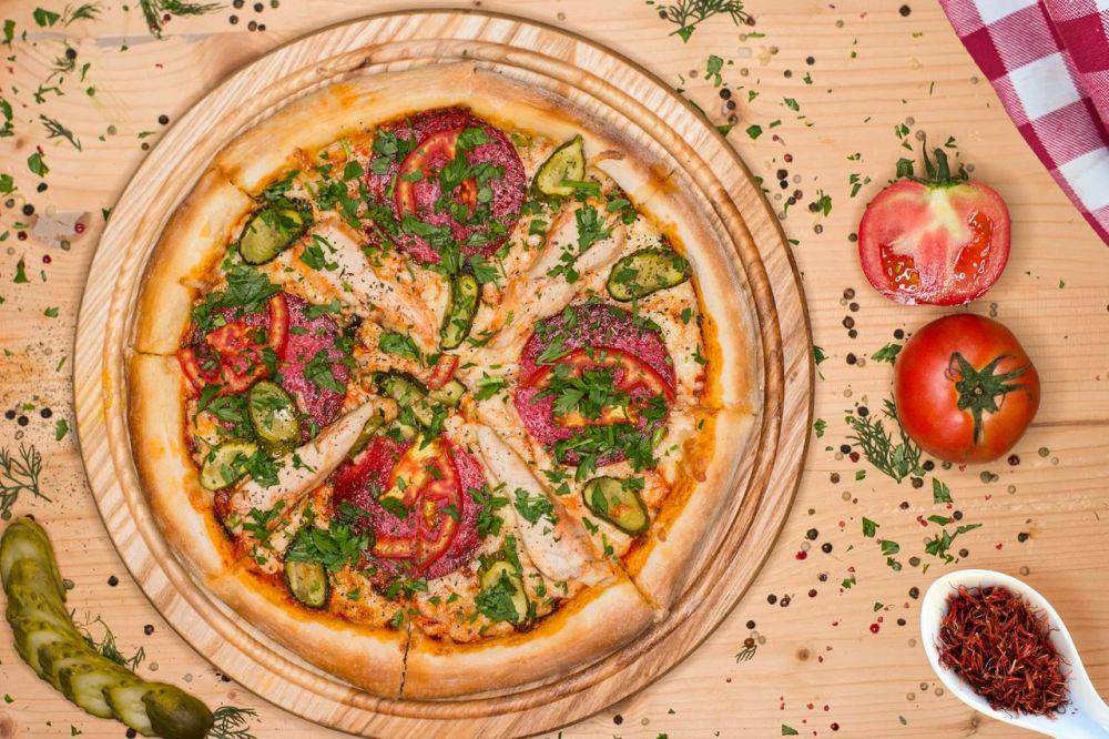 ilustrasi pesto pepperoni pizza (pexels.com/Andy Kuzma)