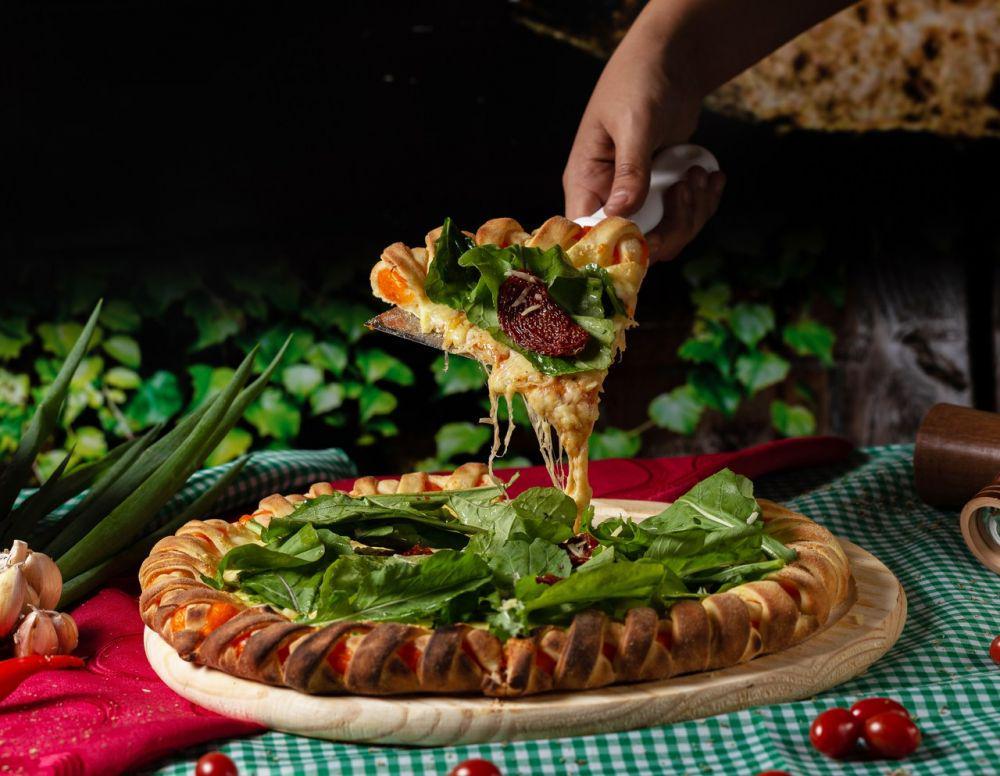 ilustrasi salad pizza (pexels.com/Horizon Content)