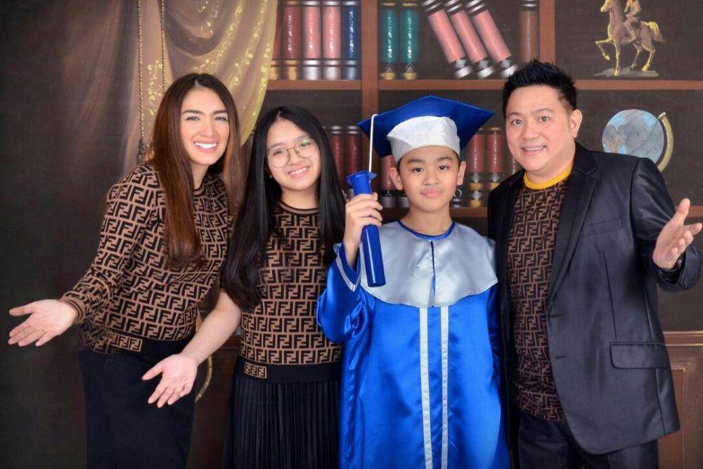Steven Rumangkang bersama Angel Karamoy dan kedua anaknya (instagram.com/steven_rum911)