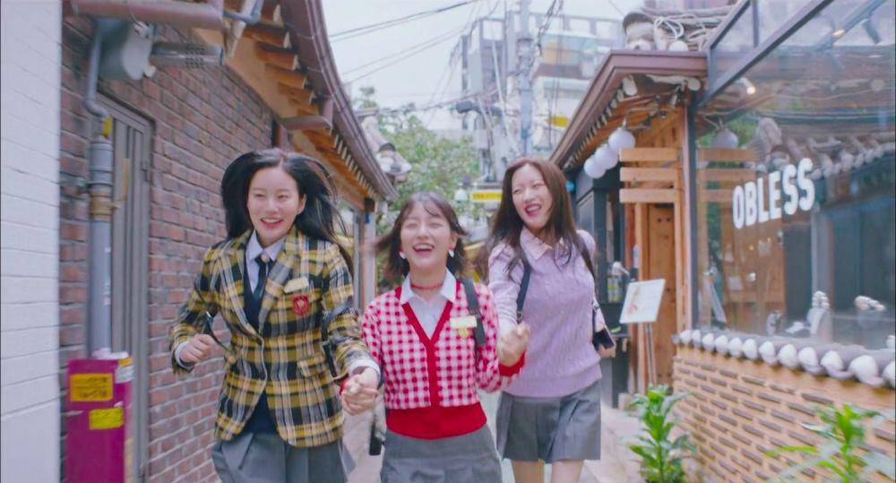 potret Moon Ga Young, Kang Min Ah, dan Park Yoo Na di Supyo-ro 28-gil dalam drama True Beauty (dok. tvN/True Beauty)