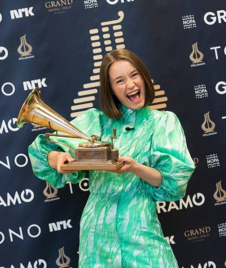 Puffed sleeves dress (instagram.com/thisissigrid)