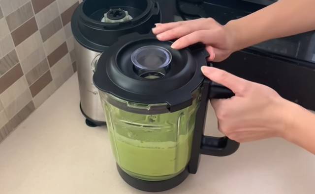 Ilustrasi membuat avocado milk cheese (youtube.com/cookingwithhel)