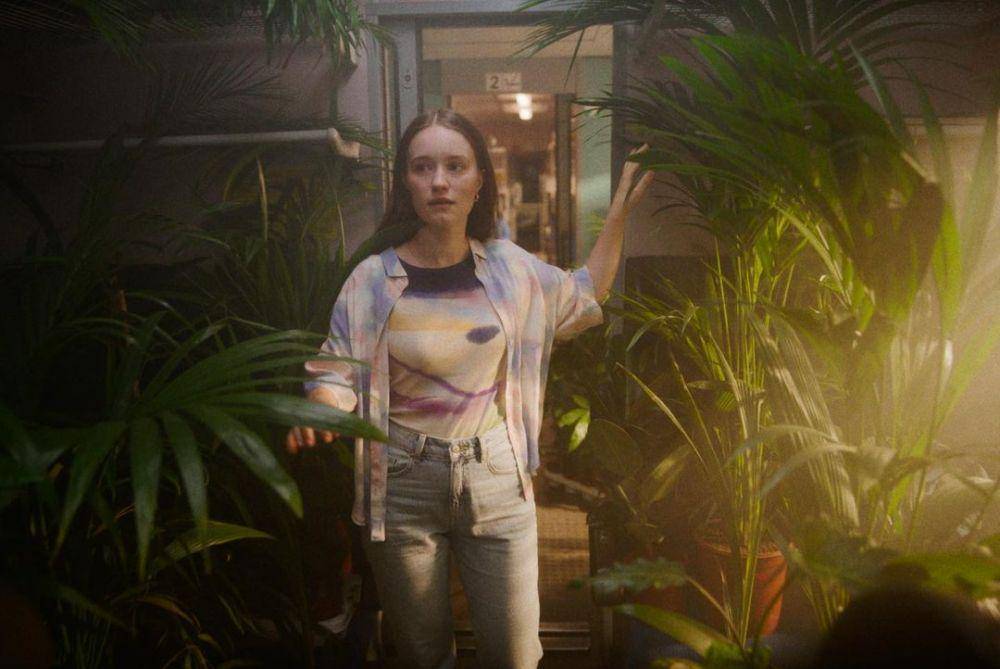 Sigrid di video klip 'Burning Bridges' (instagram.com/wearepartizan)