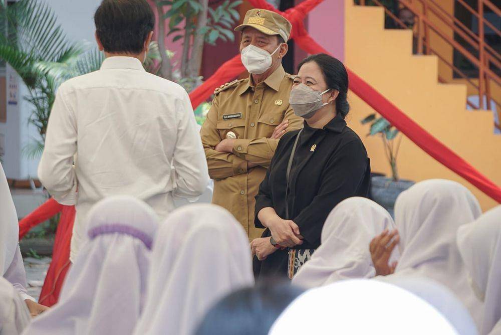 Puan Maharani dampingi Presiden Jokowi saat meninjau vaksinasi pelajar di SMAN 4 Serang, Banten pada Selasa (21/9/2021). (dok. Tim Media Puan Maharani)