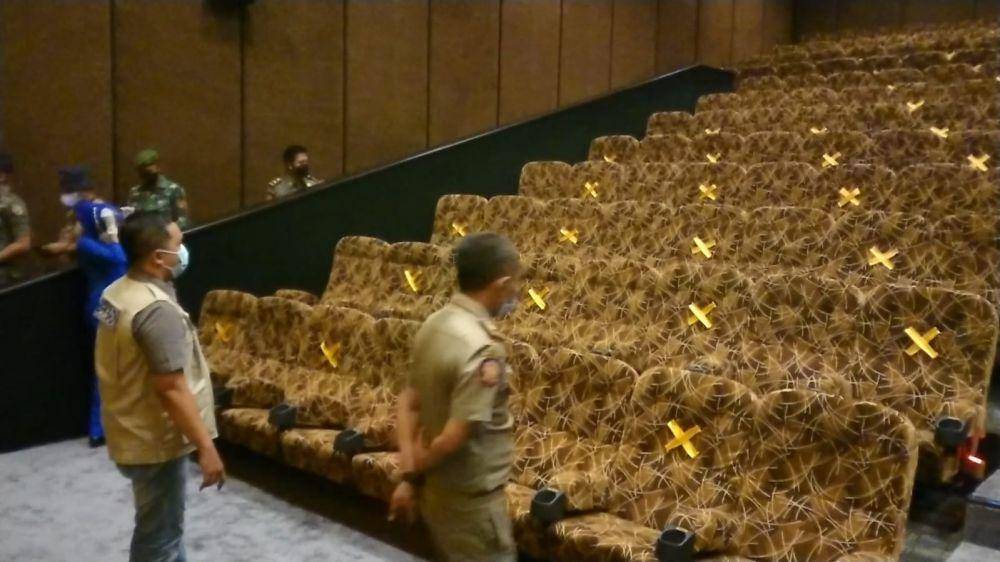 Tim Satgas COVID-19 Tulungagung meninjau operasional bioskop. IDN Times/ Bramanta Pamungkas
