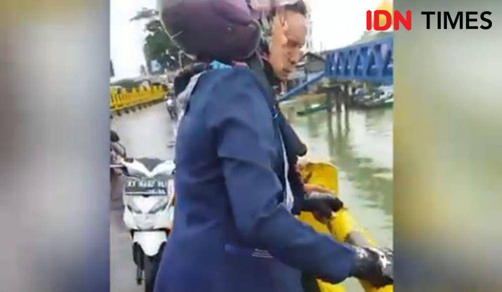 Kehebohan warga Manggar menyaksikan aksi nekat nenek bunuh diri di Jembatan Manggar, Rabu (22/9/2021). (IDN Times/Hilmansyah)