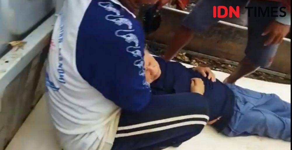 Kehebohan warga Manggar menyaksikan aksi nekat nenek bunuh diri di Jembatan Manggar, Rabu (22/9/2021). (IDN Times/Hilmansyah)