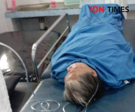 Kehebohan warga Manggar menyaksikan aksi nekat nenek bunuh diri di Jembatan Manggar, Rabu (22/9/2021). (IDN Times/Hilmansyah)