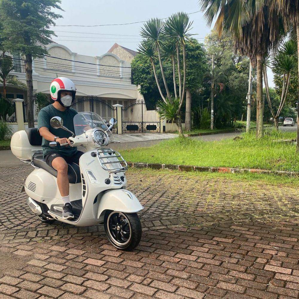 Arief Muhammad menunggangi motor. (instagram.com/ariefmuhammad)