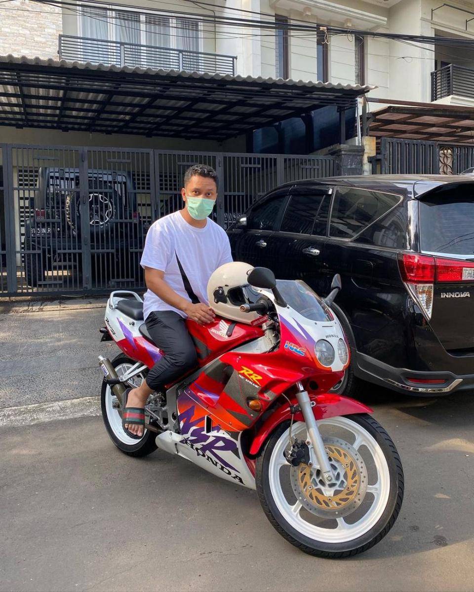 Arief Muhammad menunggangi motor. (instagram.com/ariefmuhammad)