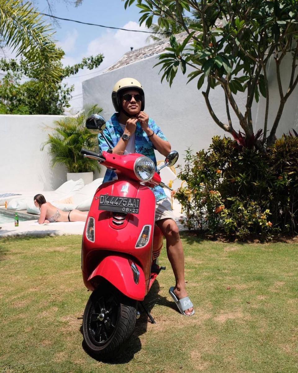 Arief Muhammad menunggangi motor. (instagram.com/ariefmuhammad)