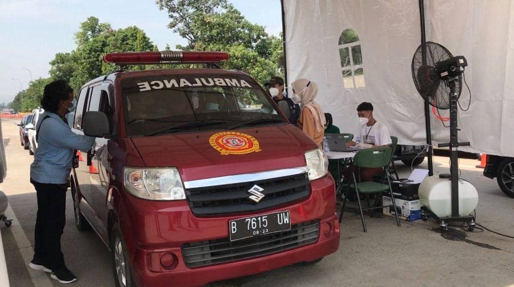 Warga Kampung Dedep menggunakan ambulance untuk mengikuti vaksinasi drive thru di gerbang tol Cimanggis, Kota Depok. (Istimewa)