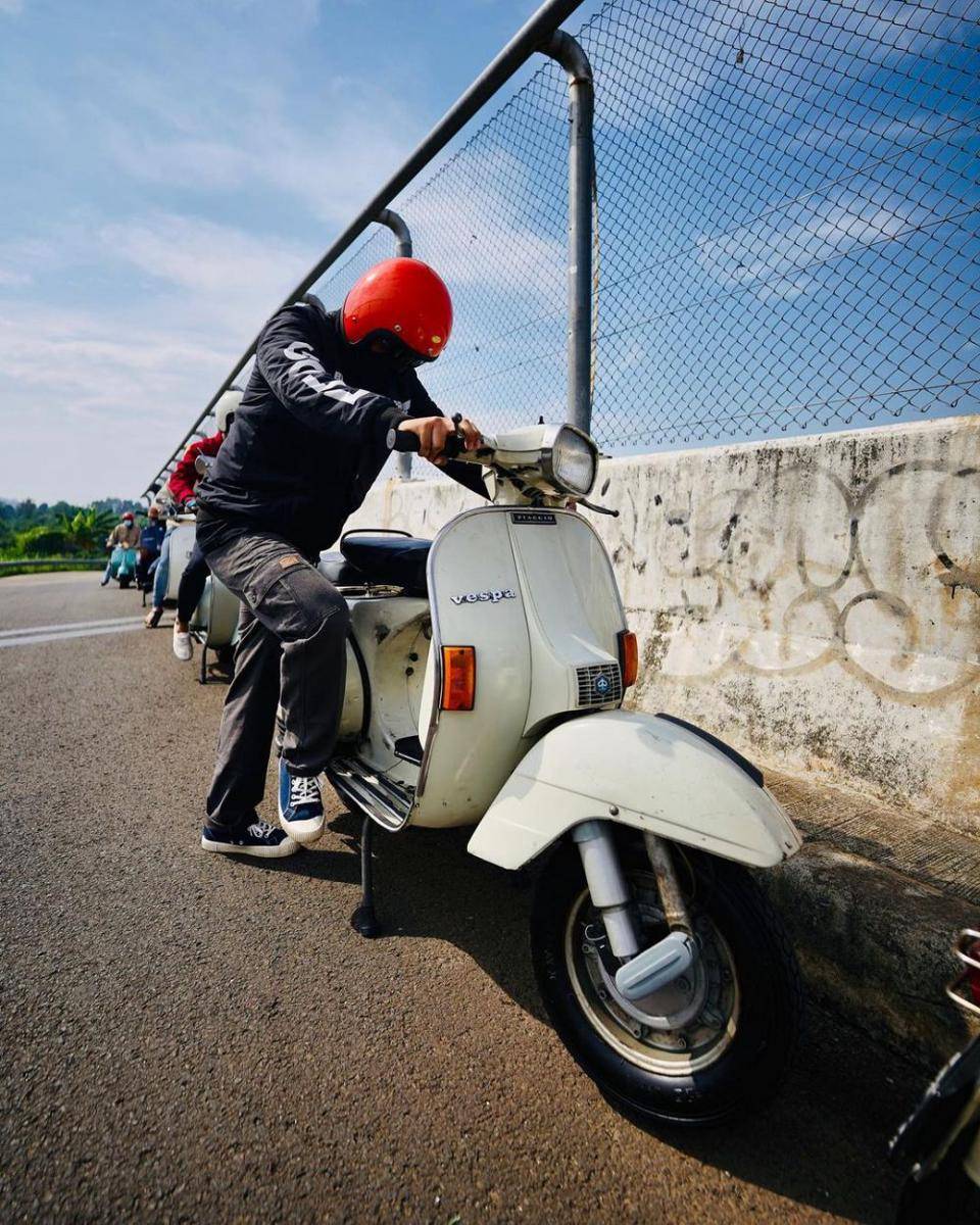 Arief Muhammad menunggangi motor. (instagram.com/ariefmuhammad)
