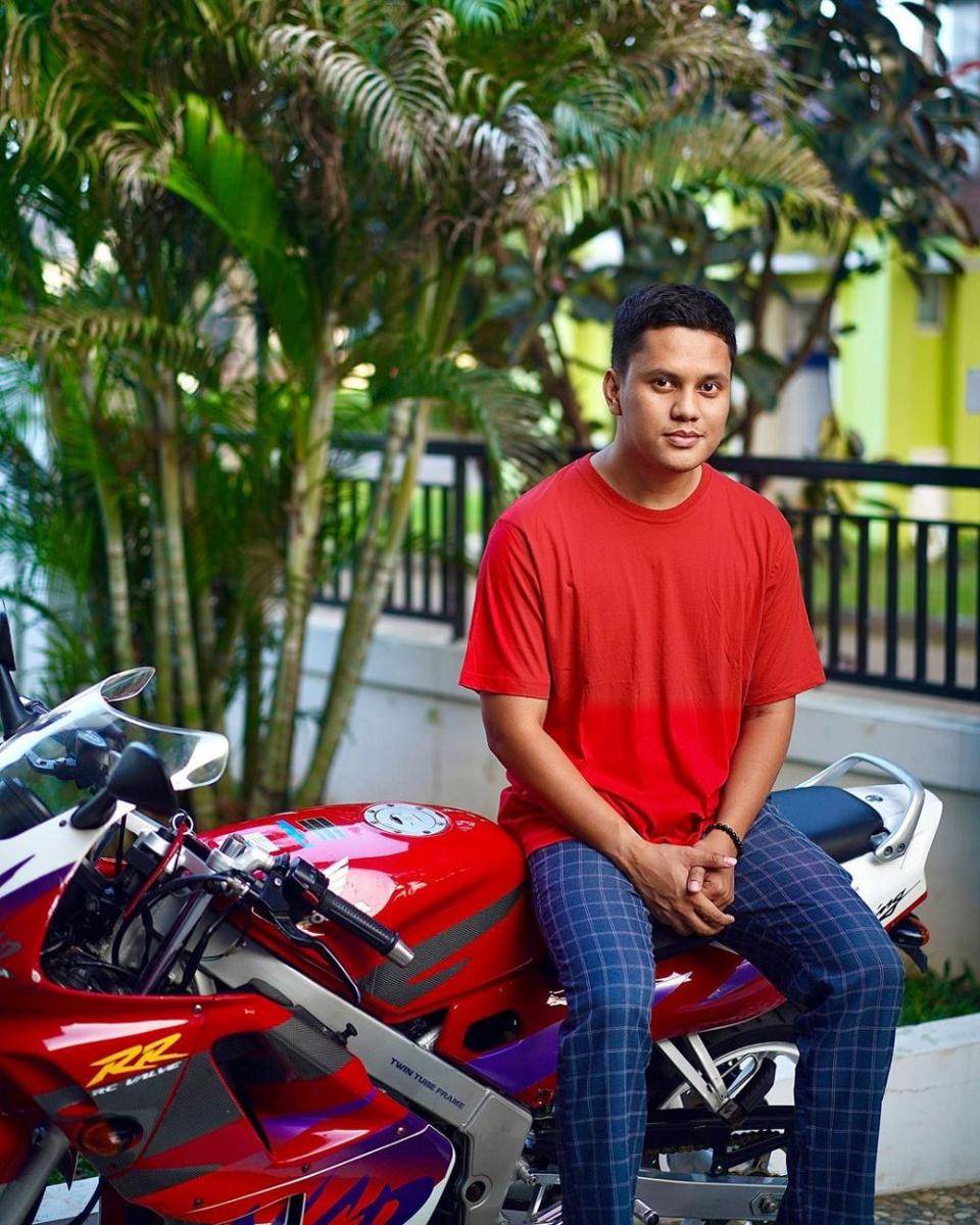 Arief Muhammad menunggangi motor. (instagram.com/ariefmuhammad)