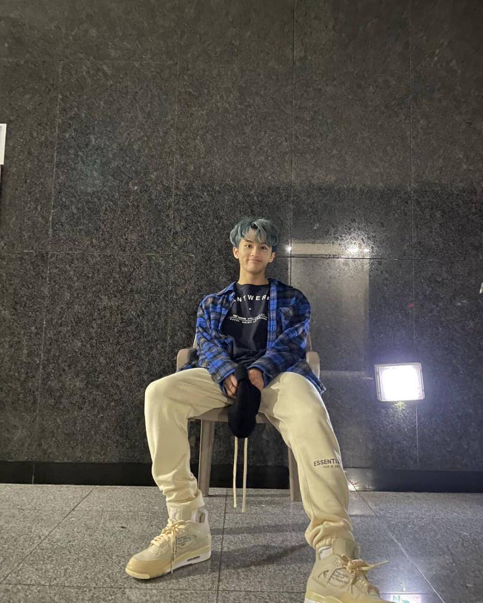 Kemeja ala Mark NCT (instagram.com/marklee._.nctbabylion)