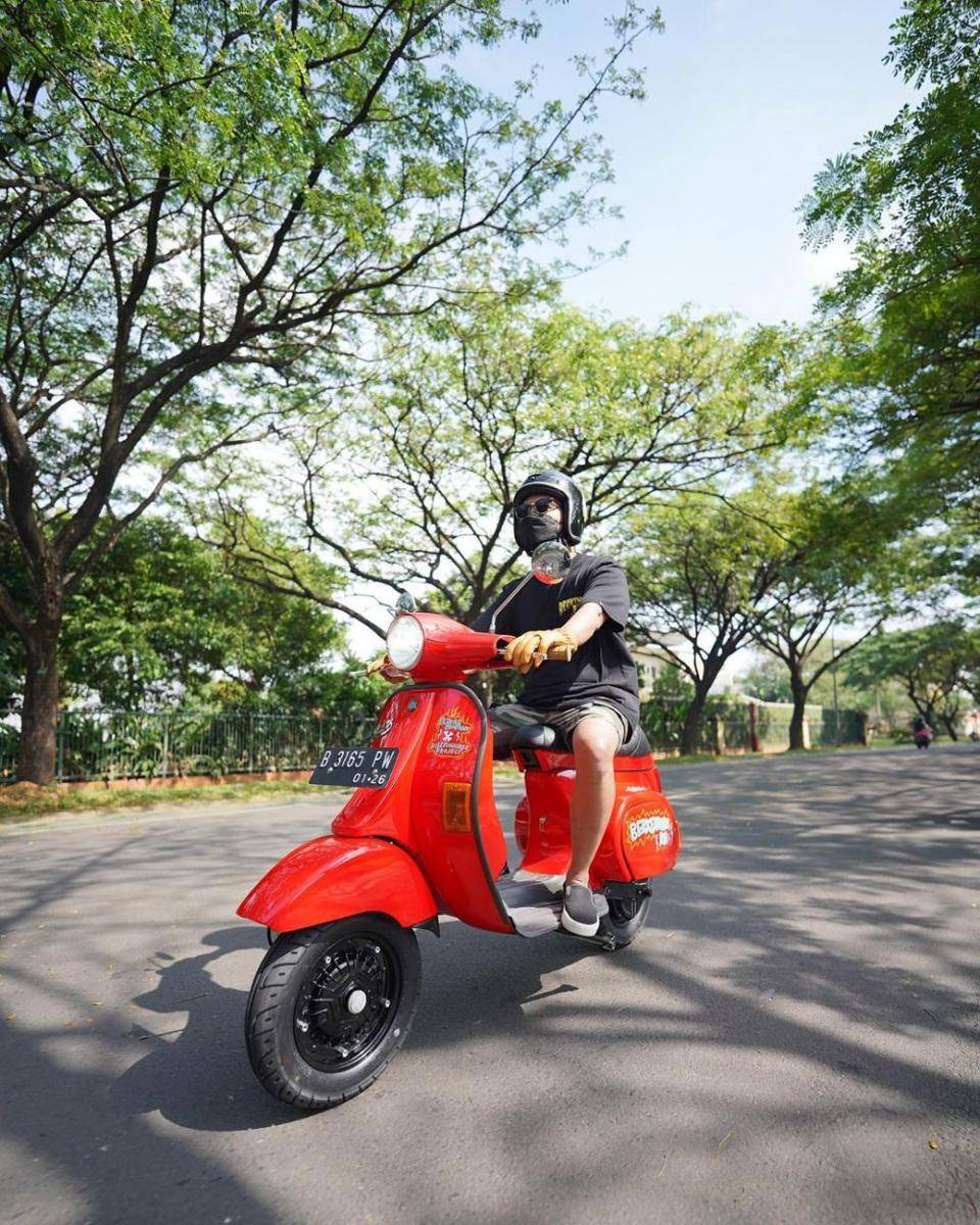 Arief Muhammad menunggangi motor (instagram.com/ariefmuhammad)