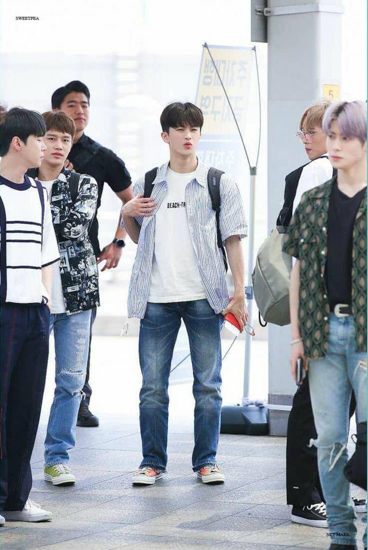 Kemeja ala Mark NCT (instagram.com/nctchilldream)