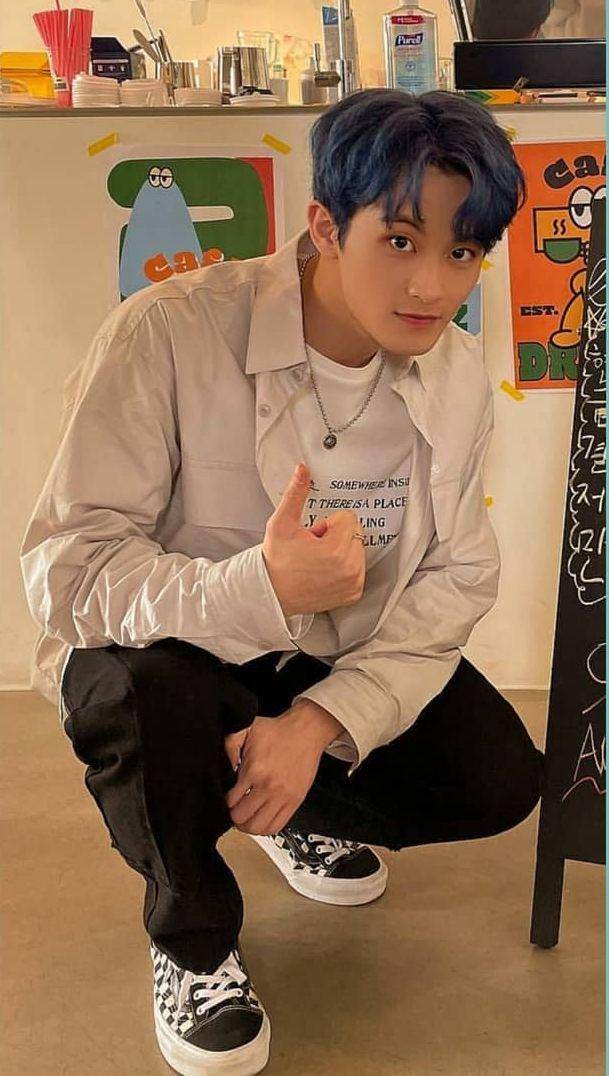 Kemeja ala Mark NCT (instagram.com/nctchilldream)