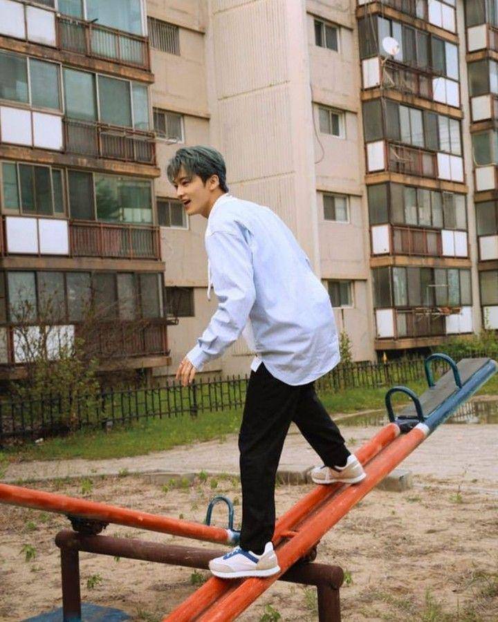 Kemeja ala Mark NCT (instagram.com/nctunited00)