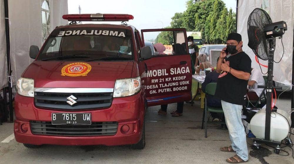 Kendaraan ambulance yang digunakan pengurus RW di Kampung Dedep, Kabupaten Bogor untuk mengikuti vaksinasi drive thru di gerbang tol Cimanggis, Kota Depok. (Istimewa)