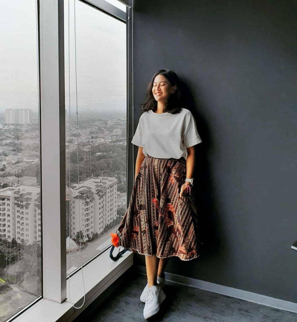 Outfit Dian Sastrowardoyo. (instagram.com/therealdisastr)