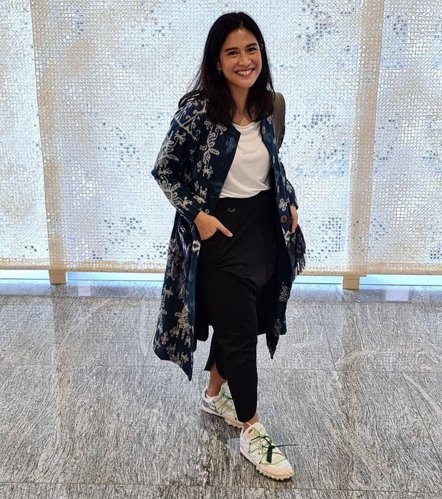 Outfit Dian Sastrowardoyo. (instagram.com/therealdisastr)