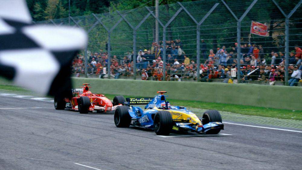 Fernando Alonso finis di depan Michael Schumacher pada GP San Marino 2005 (autobild.es)