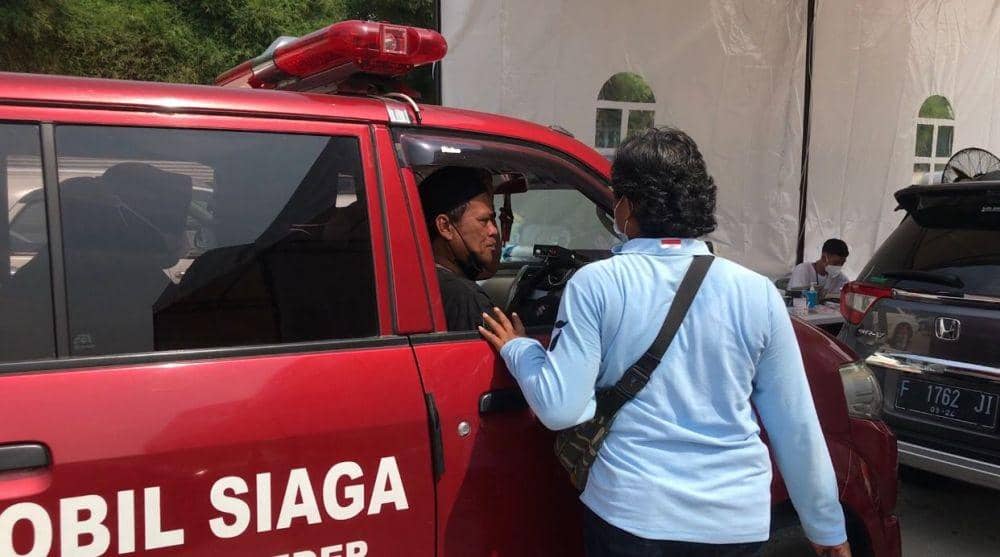 Pengurus RW Kampung Dedep saat membawa warganya mengikuti vaksinasi drive thru di Tol Jagorawi, Kota Depok. (Istimewa)