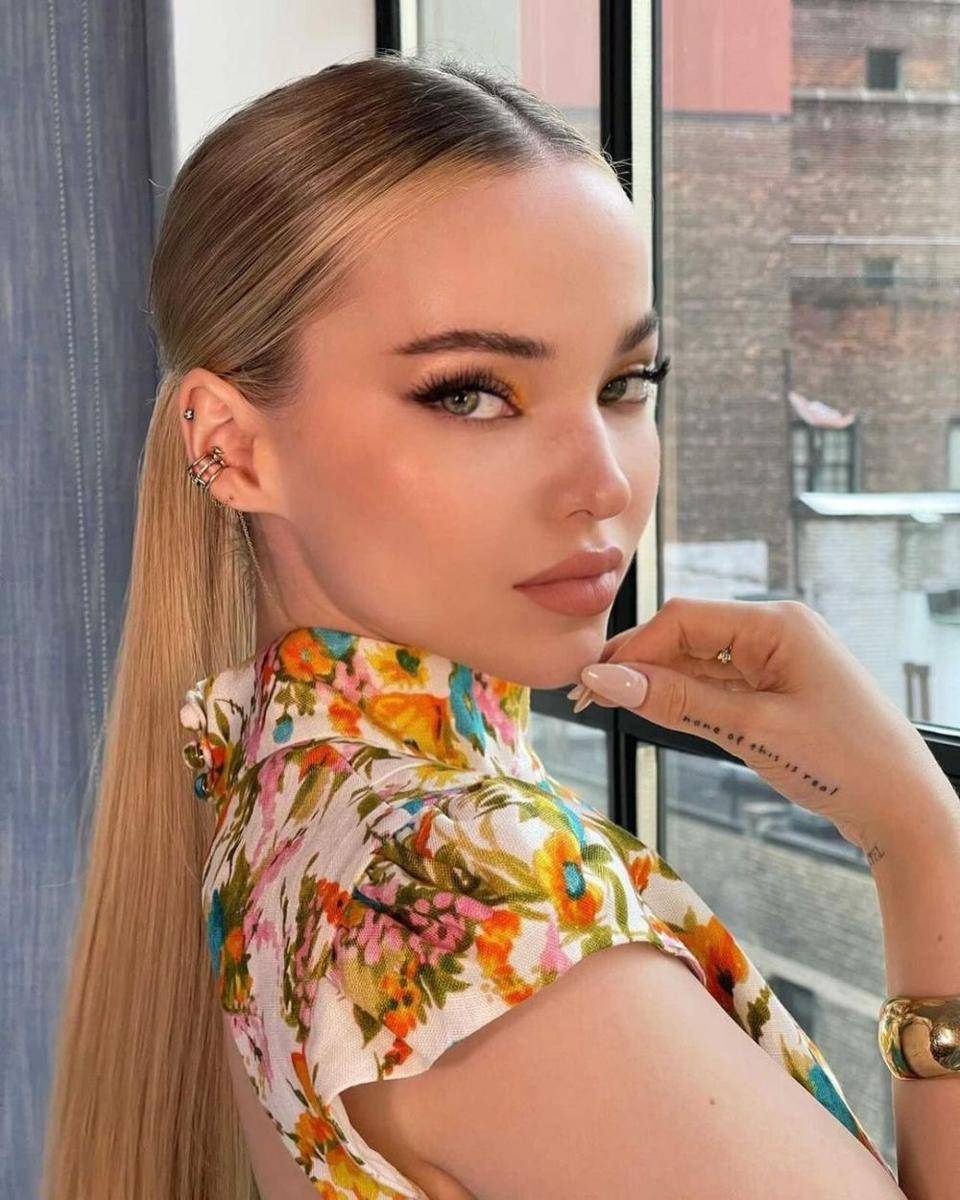 Rambut belah tengah ala Dove Cameron (instagram.com/dovecameron)