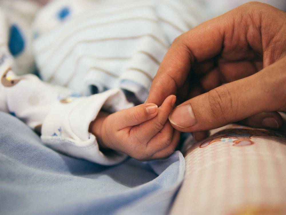 Ilustrasi seorang ibu dan bayi (Unsplash/Aditya Romansa)