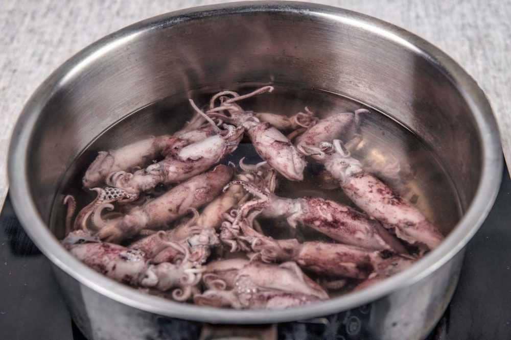 ilustrasi merebus cumi (asianfoodnetwork.com)