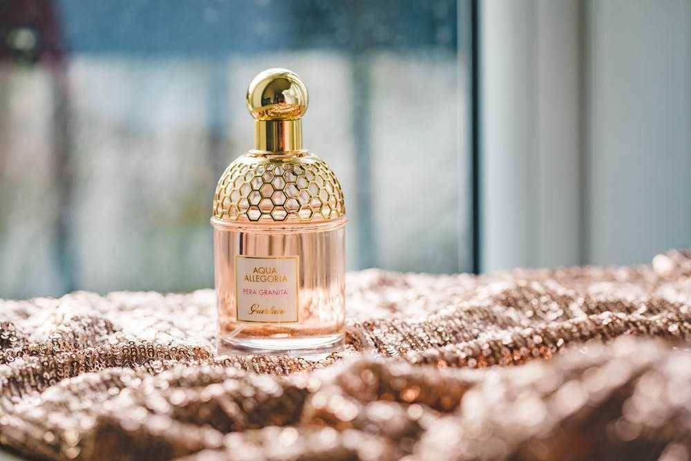 Ilustrasi menggunakan parfum (Pexels/Valeria Boltneva)