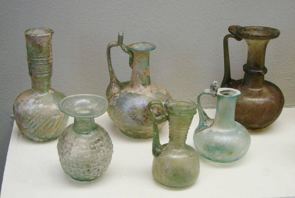 barang-barang pecah belah berbahan kaca dari Romawi Kuno (wikimedia.org)