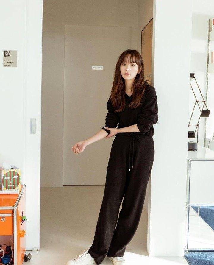 Lee Yoo Mi (instagram.com/leeyoum262)