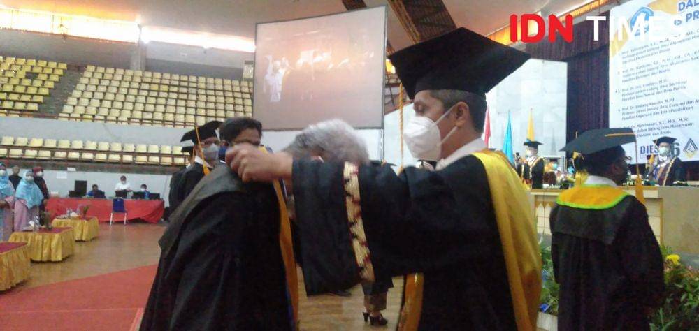 Unila kukuhkan 15 guru besar di Gedung Serba Guna Unila (22/9/2021) (IDN Times/Silviana)