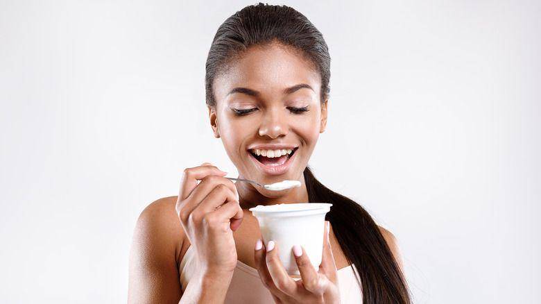 ilustrasi seorang perempuan sedang makan yogurt (Shutterstock/Olena Yakobchuk)