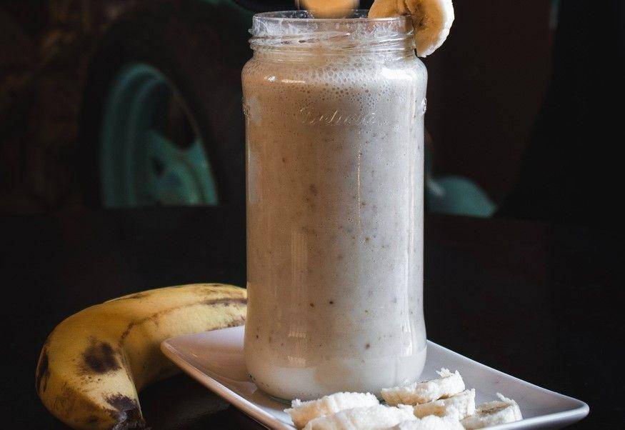 ilustrasi choco banana smoothie (unsplash.com/Louis Hansel)
