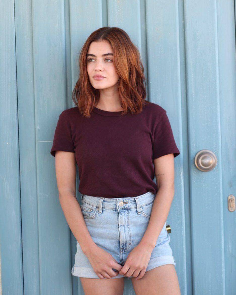 Model rambut belah tengah ala Lucy Hale (instagram.com/lucyhale)